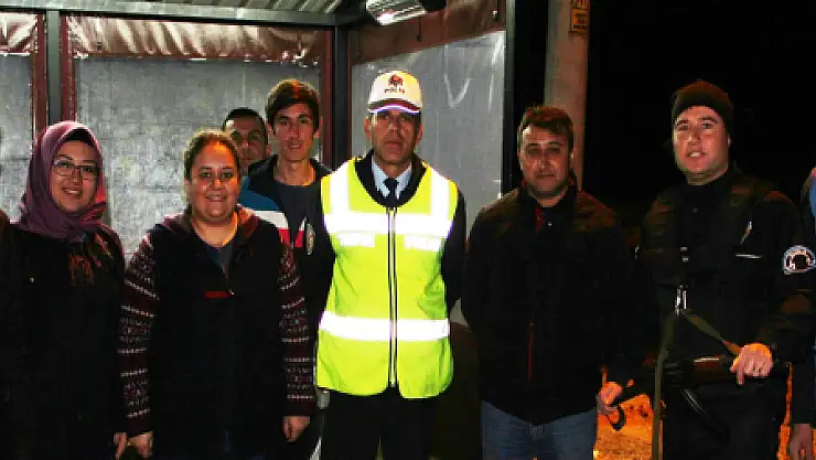 AK GENÇLER, POLİSLERE İKRAMDA BULUNDU...