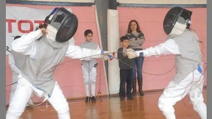 FETHİYE ESKRİM TURNUVASI ÇEKİŞMELİ GEÇTİ