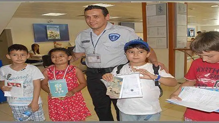  KARNELERİNİ GÖSTERDİLER KİTAP ALDILAR