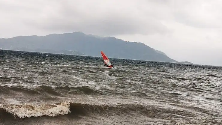 14 Şubat'ta en sevdikleri rüzgar ve sörf ile aşk yaşıyorlar