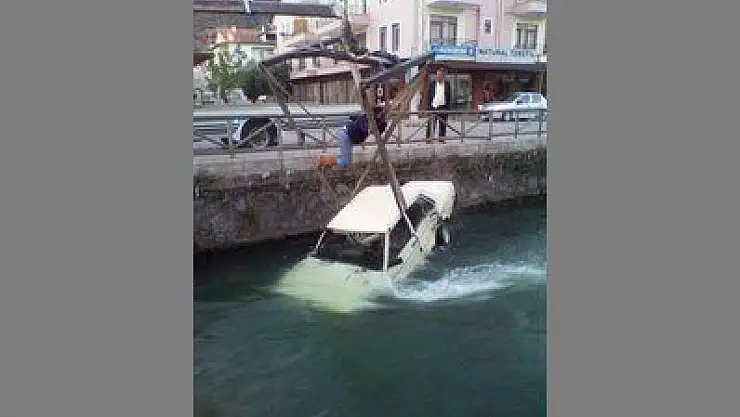 FETHİYE'DE KANALA UÇAN OTOMOBİLDEN SAĞ ÇIKARILDI