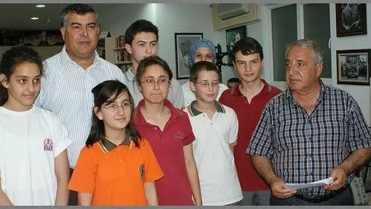 KÜÇÜK YAZARLARA ÖDÜLLERİ VERİLDİ