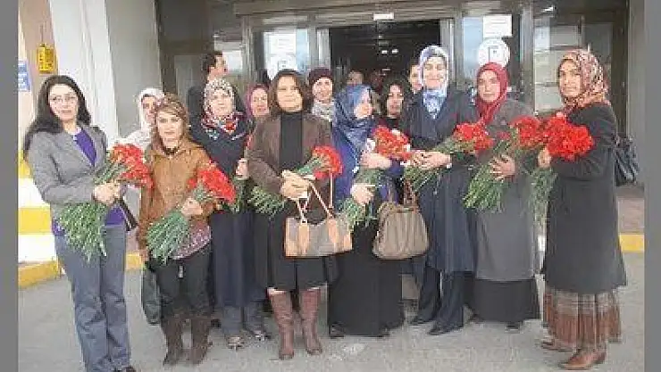 AK PARTİLİ KADINLAR FETHİYE'DE İKİ ÖZEL GÜNÜ BİRLİKTE KUTLAYIP KARANFİL DAĞITTILAR