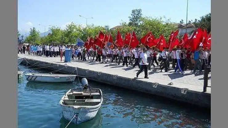 FETHİYE'DE GENÇLER ATAYA YÜRÜDÜ