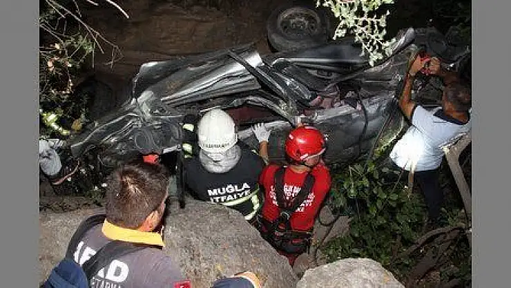 Fethiye'de otomobil dere yatağına uçtu