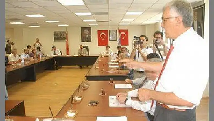 BELEDİYE MECLİSİNDE MHP-CHP DAYANIŞMASI