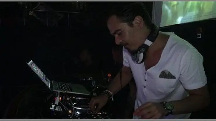 DJ ERDEM KINAY COŞTURDU