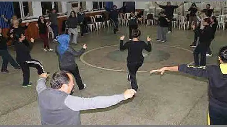 ZEYBEK ÖĞRENMEK İÇİN KURSA KOŞUYORLAR