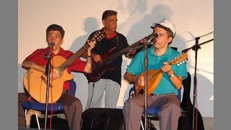 GÖRME ENGELLİ SANATÇILAR AYAKTA ALKIŞLANDILAR