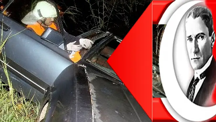 Alkollü sürücü kanala devrilen otomobilinde sigara içmeye devam etti