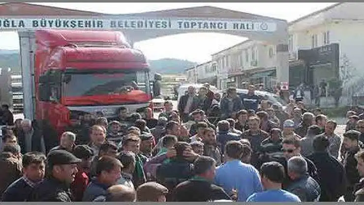 ÜRETİCİLER FETHİYE'DE TOPTAN SEBZE HALİNİ KAPATIP EYLEM YAPTI