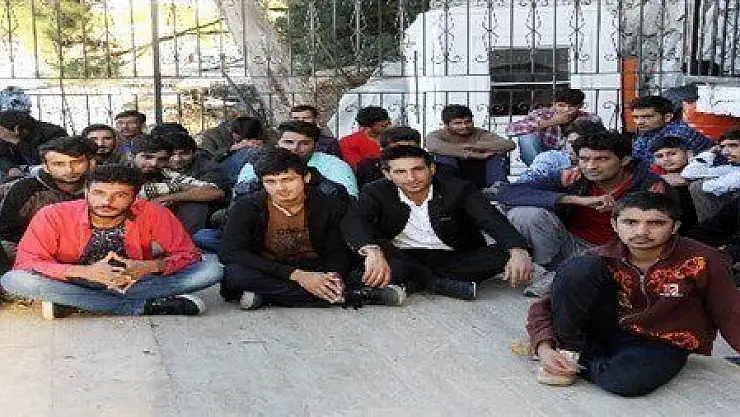 Denizde sürüklenen teknedeki 71 kaçak göçmen kurtarıldı