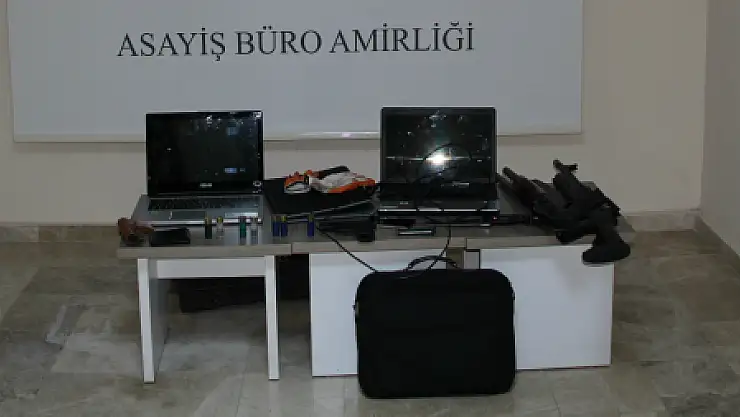 ÇALDIKLARI BİLGİSAYARLARI  SATARKEN YAKALANDILAR...