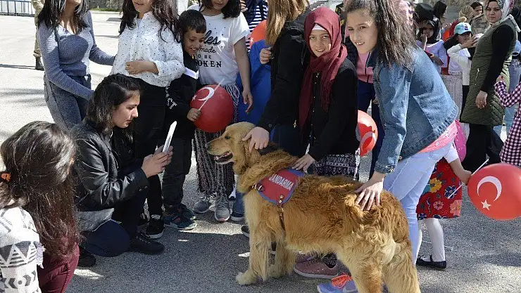 Jandarmadan çocuklara anlamlı jest