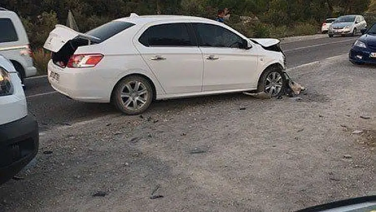 Milas'ta iki otomobil kafa kafaya çarpıştı 4 yaralı