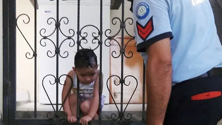 Kafası korkuluklara sıkışan çocuğu itfaiye kurtardı