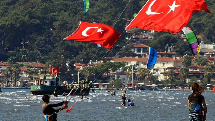 30 Ağustos'u denizde kutladılar