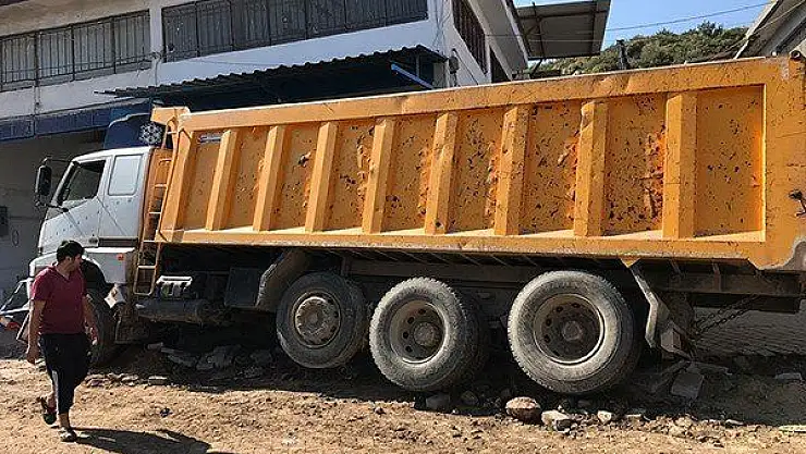 Freni boşalan kamyon paniğe neden oldu