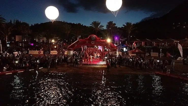 Dolunay'a karşı ışıl ışıl yüzdüler