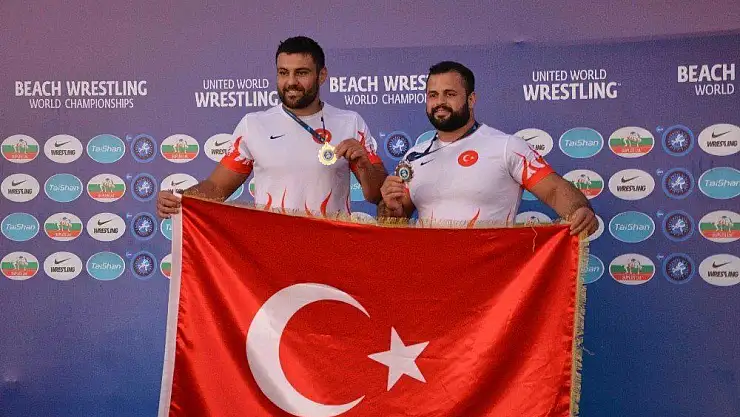 Dünya Plaj Güreşi Şampiyonasına Türk sporcular damga vurdu
