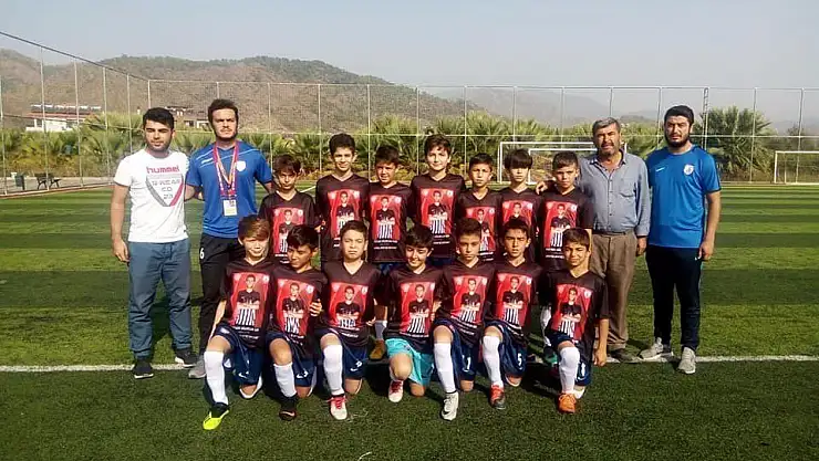 Genç futbolcular trafik kazasında hayatını kaybeden antrenörünü unutmadı