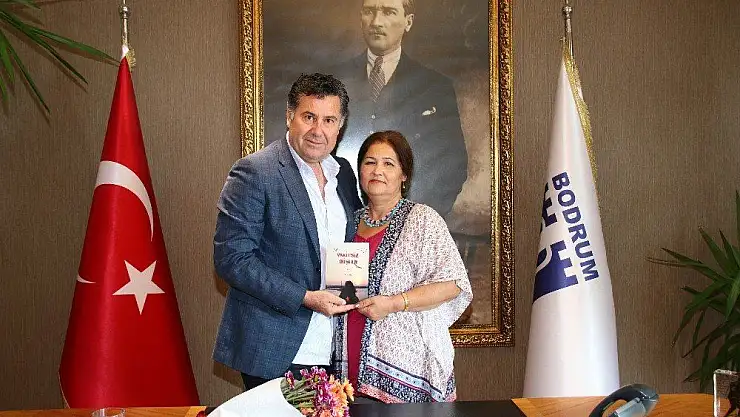 Yeni yazdığı şiir kitabını Başkan Kocadon'a hediye etti