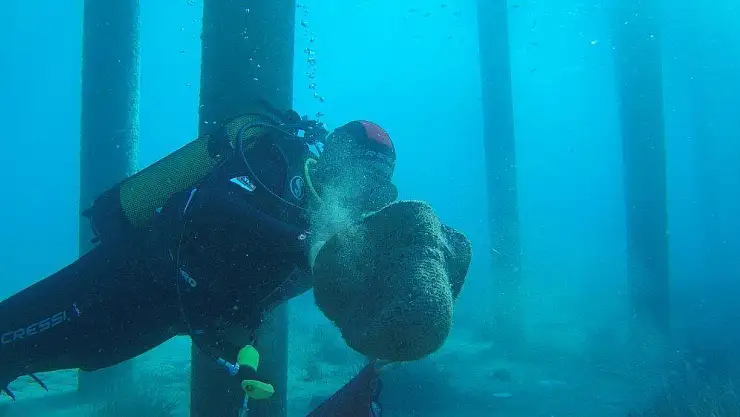 Belediye dalgıçları Kumbahçe iskele ve liman çevresini temizledi