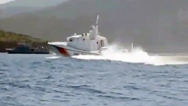 Ege'de Türk karasularına giren askeri gemiye, Sahil Güvenlik ekipleri tarafından müdahale edildi
