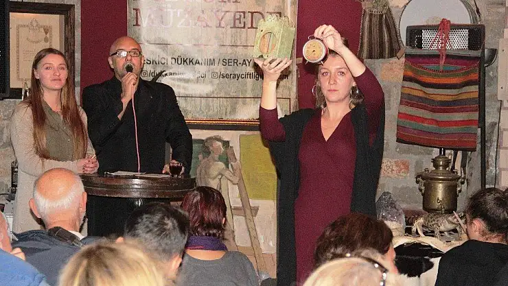 Antika eşyaları almak için birbirleriyle yarıştılar