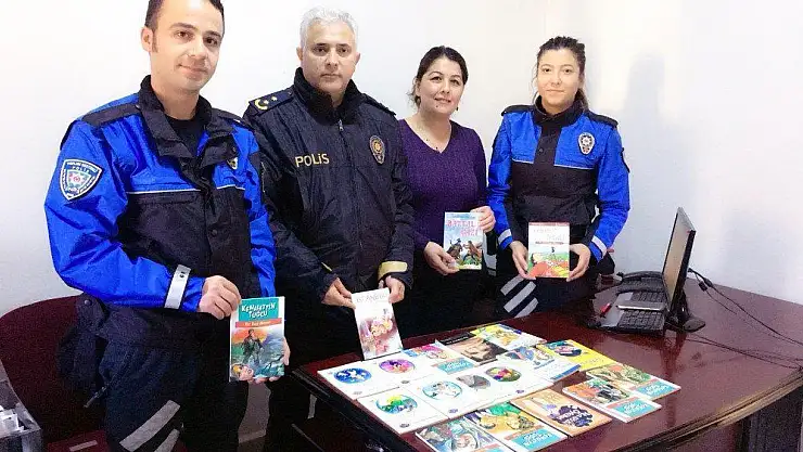 Polis eşlerinden kütüphaneye destek