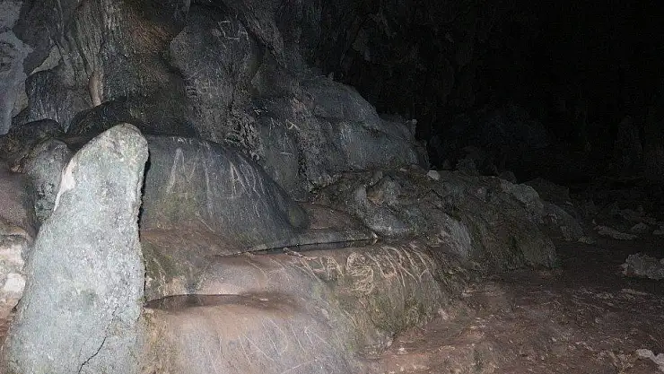 12 bin yıllık mağaranın duvarlarını tahrip ettiler