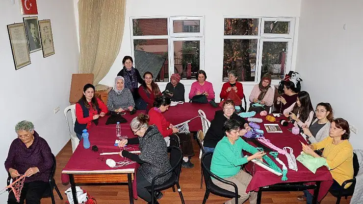 Kullanmadıkları eşyaları bez torbaya dönüştürüyorlar