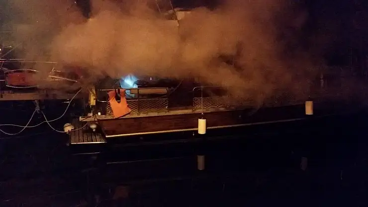 8 metrelik ahşap yat alev alev yandı