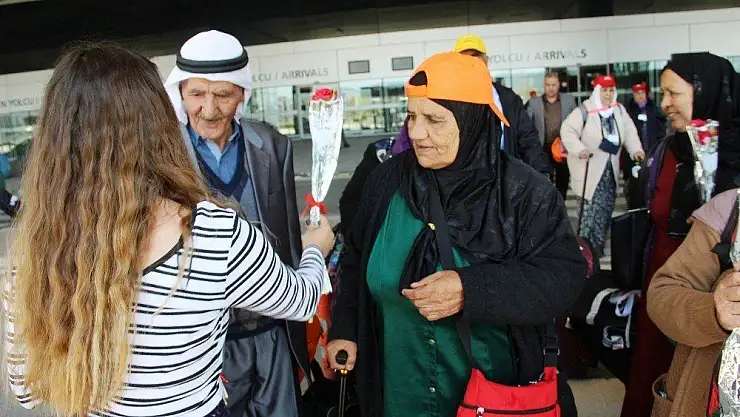 İsrailli ve Filistinli turistleri karanfillerle karşıladılar
