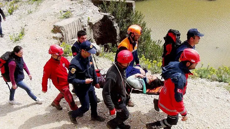 Uçuruma düşen kadın çobanı çalılar kurtardı