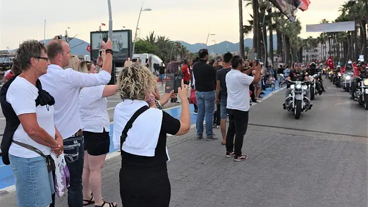 Marmaris'te yabancı turistler 'Fener Alayı'nı' fotoğraflamak için yarıştılar