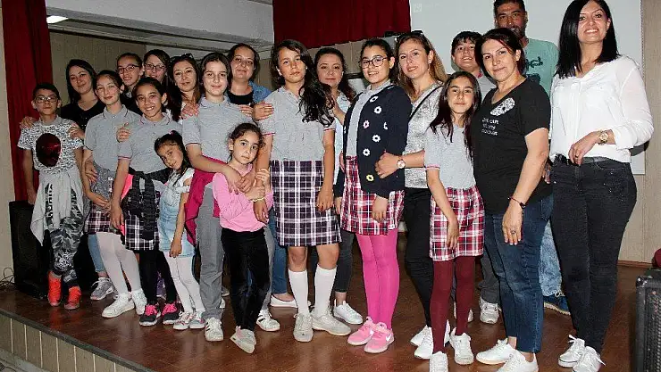 Veliler çocuklarından İngilizce öğreniyor