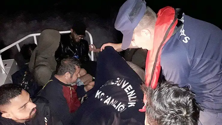 Botları su alınca yardım istediler