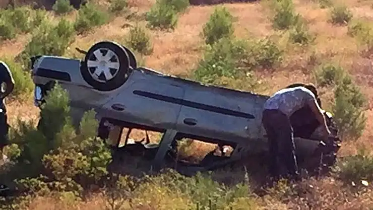 Bariyere çarpan otomobil tarlaya uçtu: 1 ölü, 4 yaralı