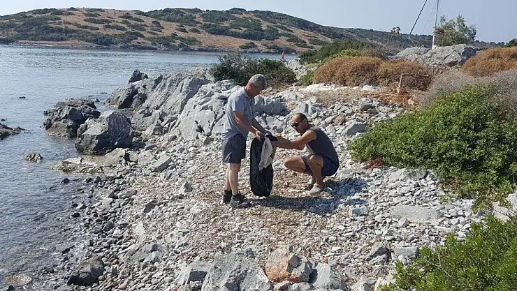 Dünyaca ünlü akvaryum koyunda 4 saatte 33 poşet çöp toplandı