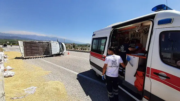 Lastiği patlayan kamyonet devrildi 3  Yaralı