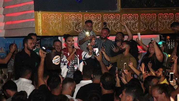 Bodrum'da Demet Akalın izdihamı