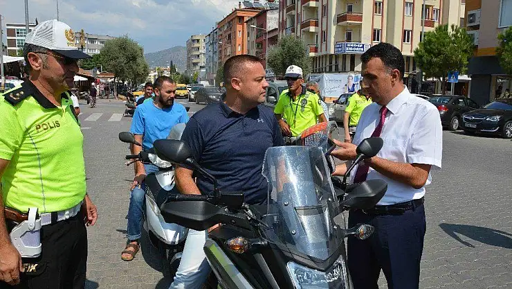 Ceza bekleyen sürücülere kask sürprizi