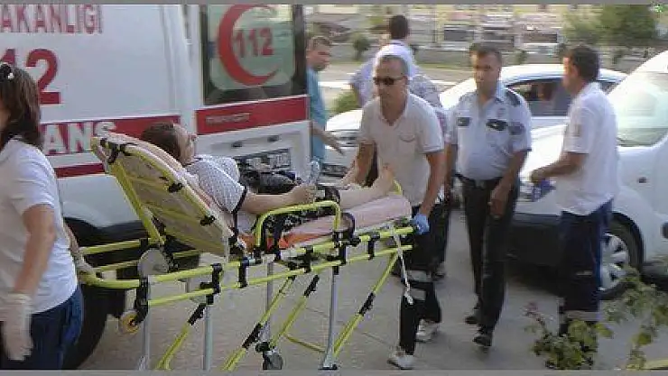 MOTOSİKLETTEN DÜŞEN ANNE VE ÇOCUĞU HASTANELİK OLDU (görüntülü)