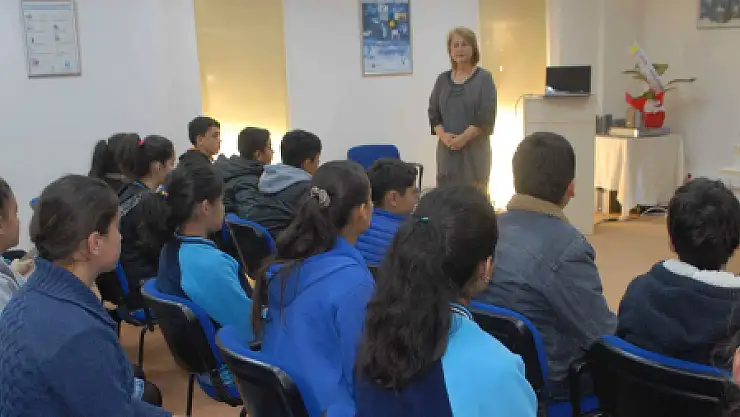 DENİZ DİBİNDEN ÇIKARTILAN MOTORSİKLET ÖĞRENCİLERİ ŞAŞIRTTI