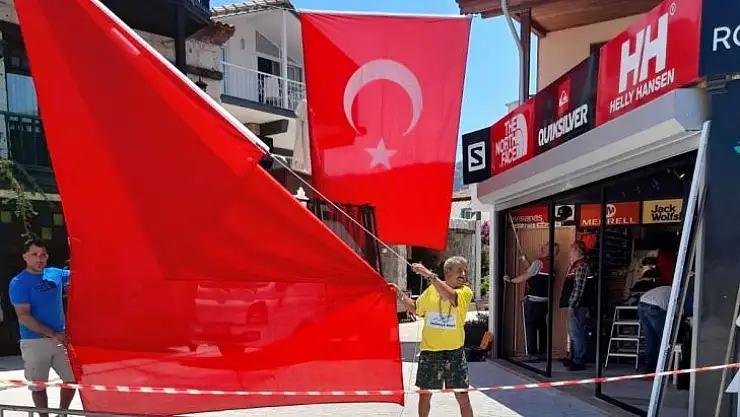 23 Nisan'da mahalleyi bayraklarla donatmıştı, 19 Mayıs için de hazırlık yaptı