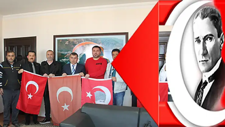 300 YIPRANMIŞ TÜRK BAYRAĞINI KAYMAKAMLIĞA TESLİM ETTİLER