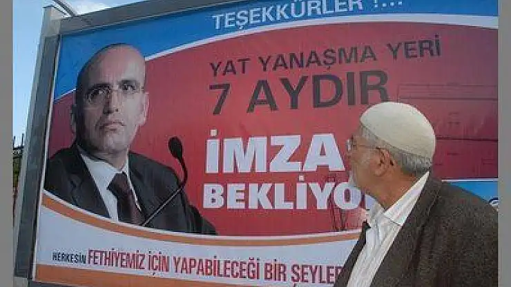 BAKANLARI KIZDIRAN AFİŞLER İNDİRİLDİ