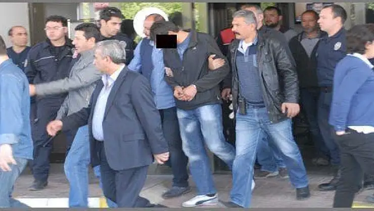 EŞİNİ ÖLDÜREN KATİL ZANLISI YAKALANDI (görüntülü)