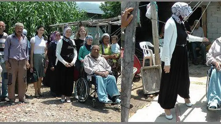 AK KADINLARDAN TEKERLEKLİ SANDALYE YARDIMI